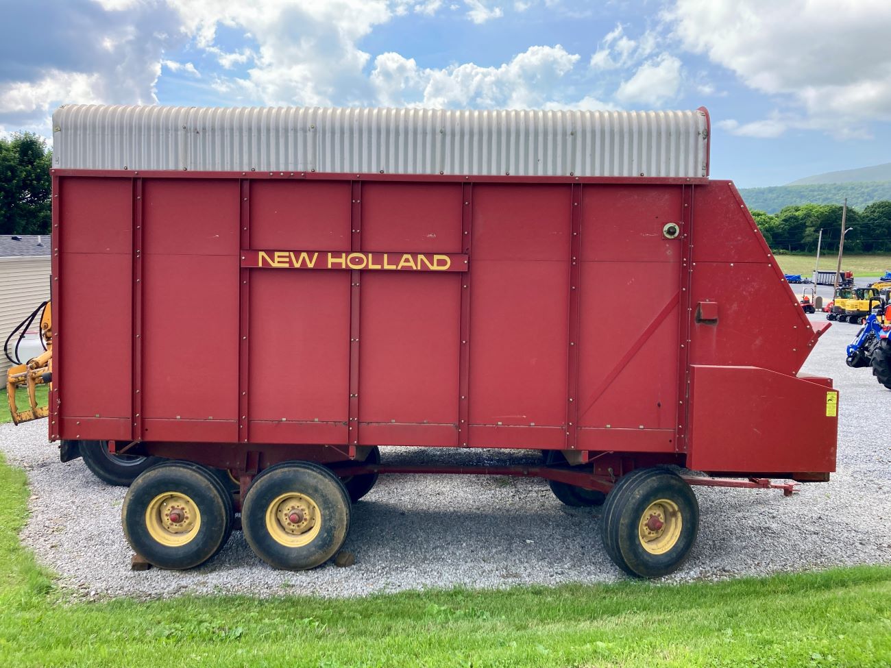 NEW HOLLAND 816 FORAGE WAGON