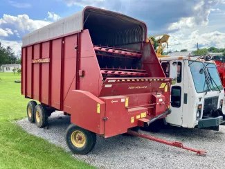 NEW HOLLAND 816 FORAGE WAGON